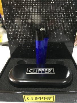 1 Mechero Clipper Metal Night - azul y negro . Nuevo en caja.