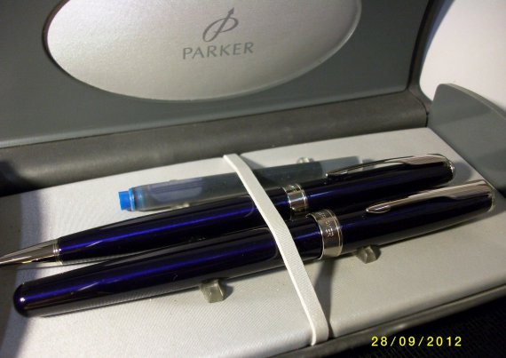 Boligrafo y Pluma Parker Sonnet laca azul . Plumín oro blanco 18 kts. ENVIO GRATIS A PENINSULA