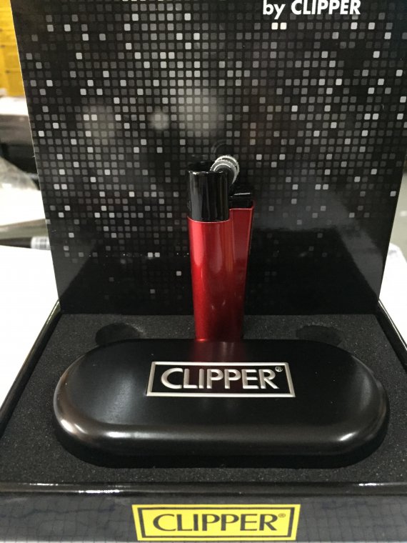 1 Mechero Clipper Metal Night - rojo y negro . Nuevo en caja.